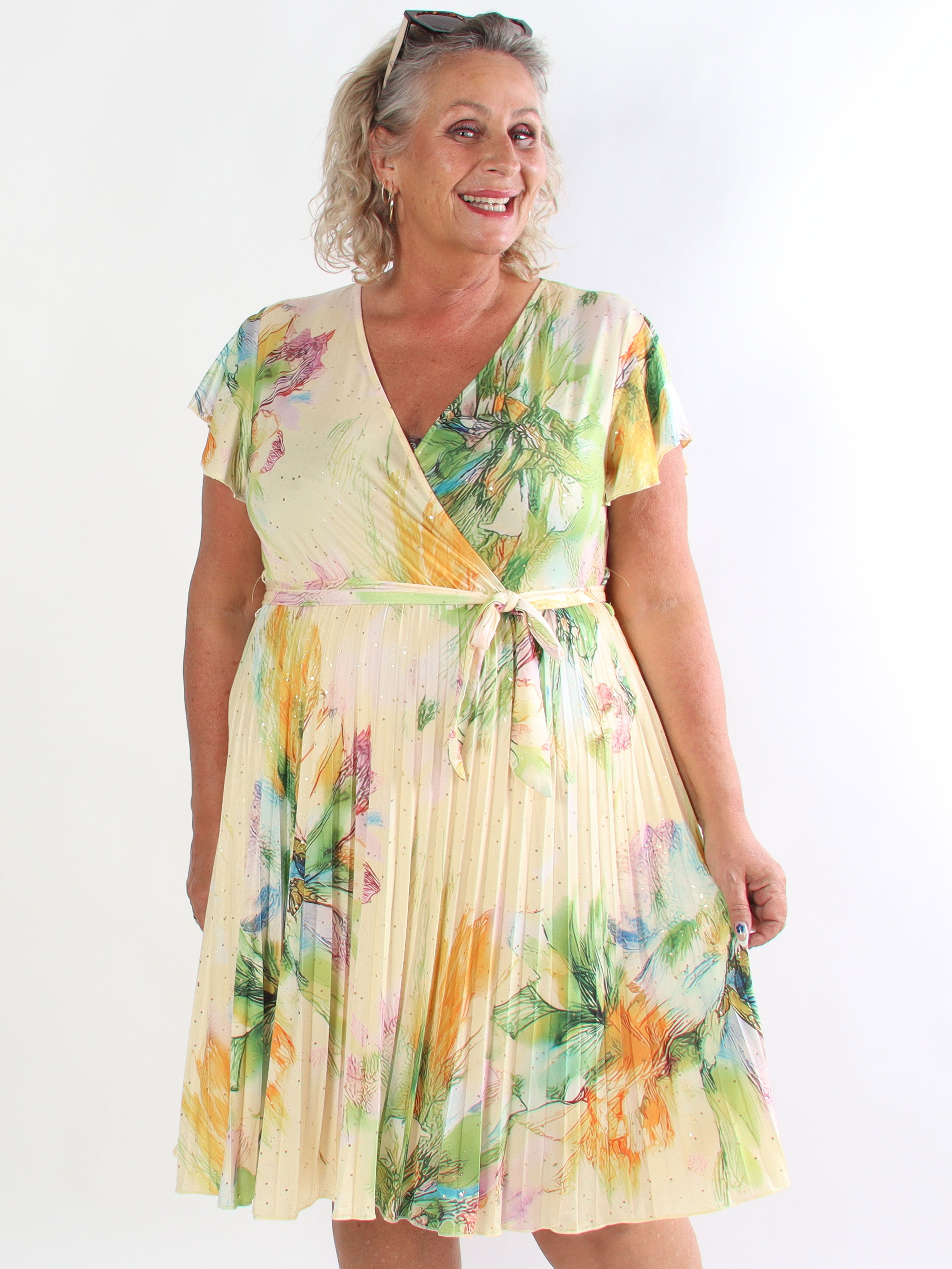 Silvija Print Short - Elastik mønstret plus size kjole med plisseret skørt og guld støv